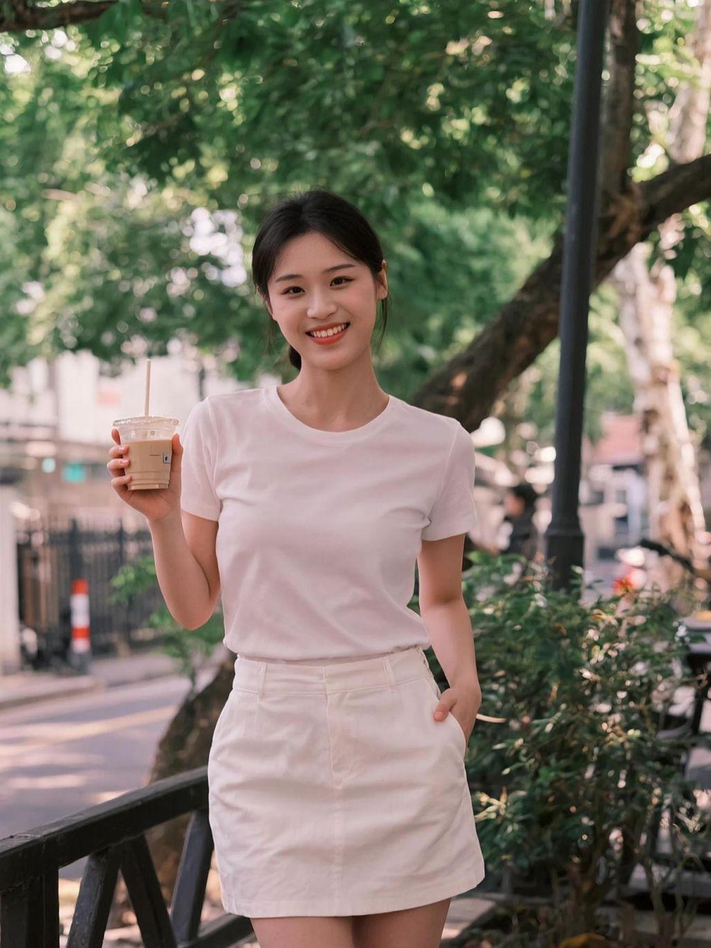 这杯奶茶拿在手里，感觉比我的工资还稳！阳光洒下来，我仿佛是这条街最靓的仔，直到一