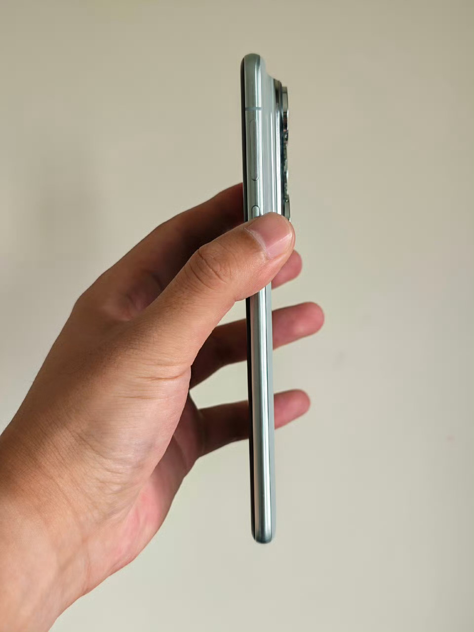 答案毋庸置疑。消费电子市场的核心逻辑是「需求分层」——有人愿为极致手感妥协冗余功