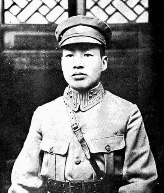 1959年，林业部部长刘文辉住在北京的大院里，为了满足孙子孙女打乒乓球的爱好，一