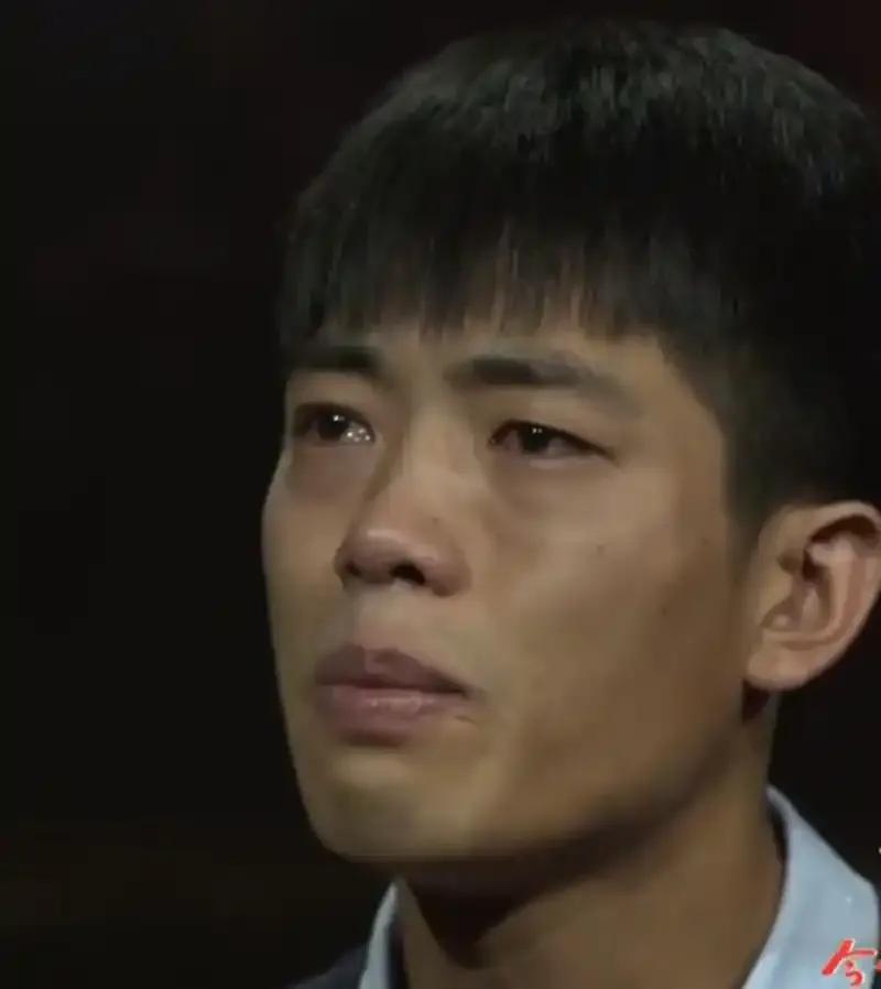 张道旗，两岁被人贩子从母亲怀里抢走，卖到河南，在养父母家挨了二十年打骂羞辱，最后