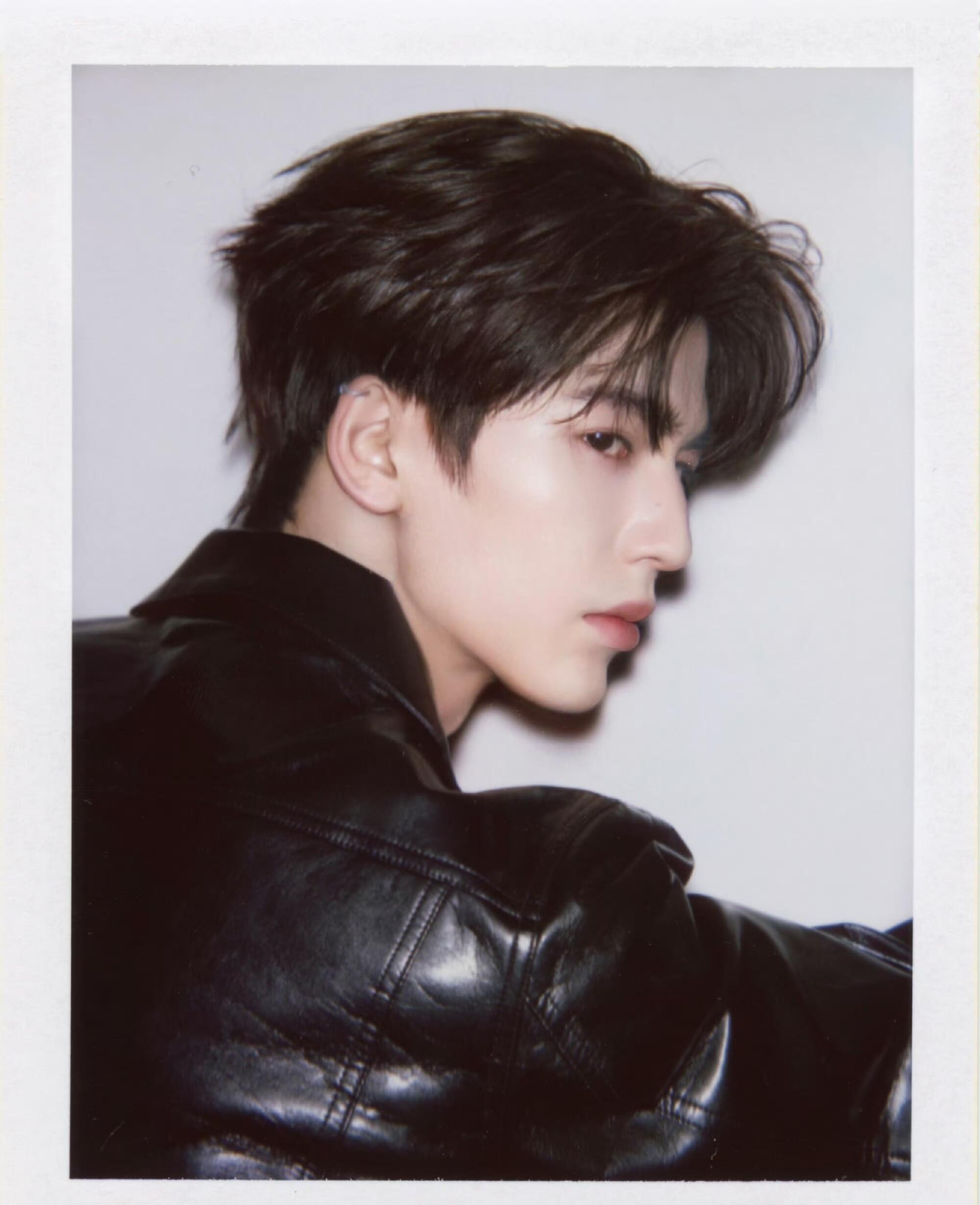 张凌赫的撕拉片又被热议了这！张凌赫这撕拉片也能被热议😨左看看右看看上看看下看看