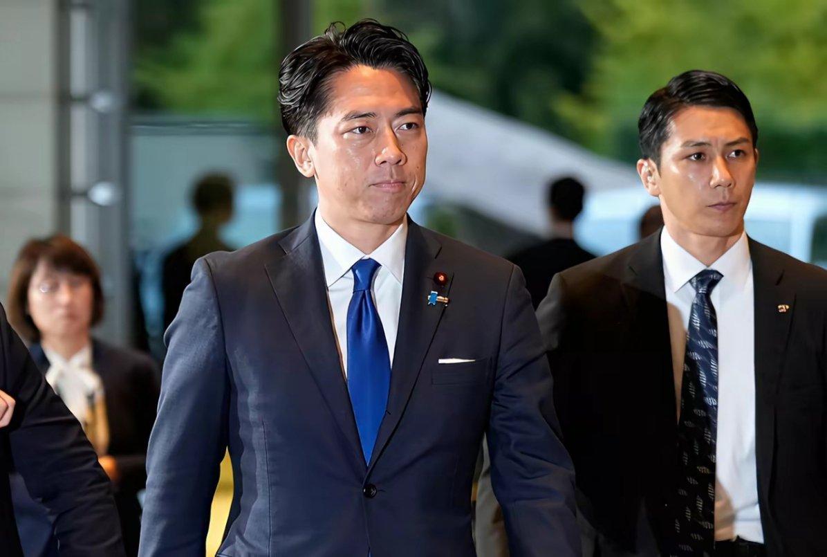 8月15日，日本防卫大臣小泉进次郎突然对臭名昭著、供有14名二战甲级战犯的靖国神