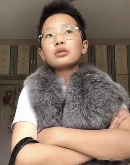 钟美美自曝38岁母亲求职一年未果热点观点﻿ 儿子开奔驰每月给生活费，38岁妈妈却