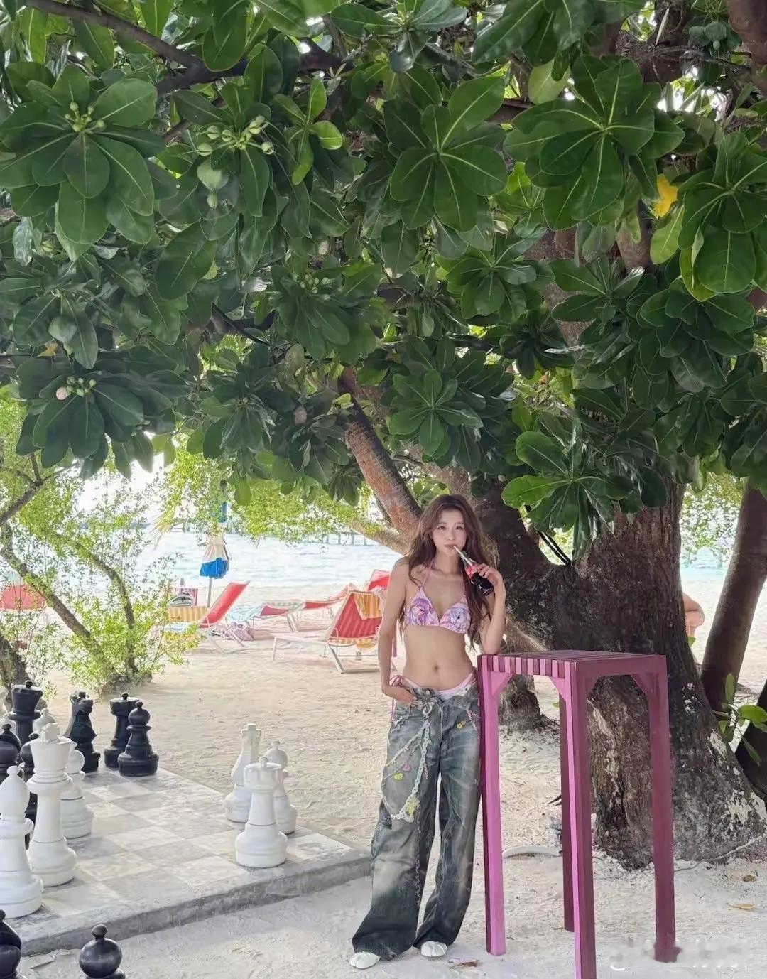 离婚后的孙怡仿佛开启了“放飞自我”模式，近日她以“比基尼+阔腿裤”的造型惊艳亮相