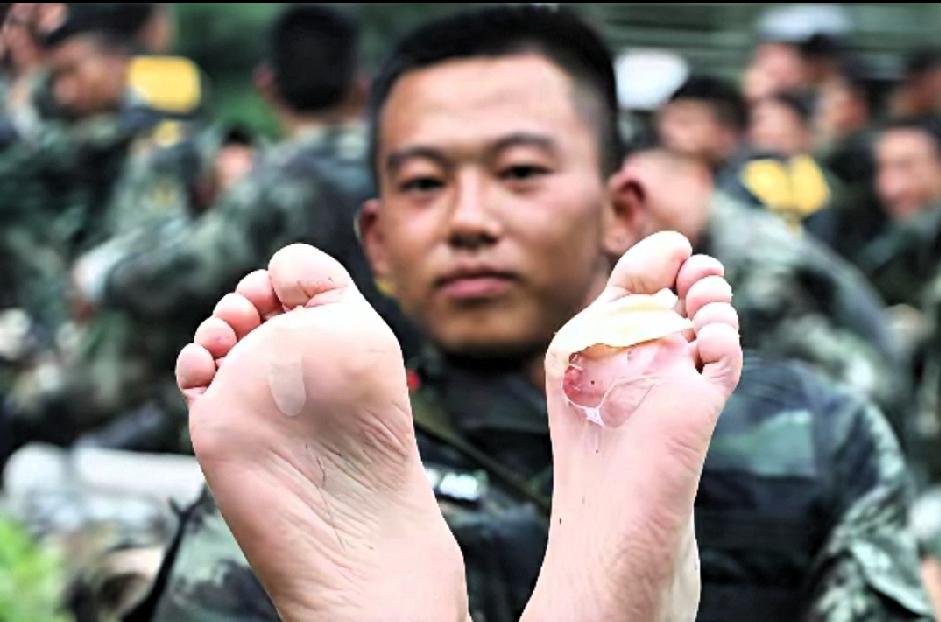 阅兵过后，被这几张图片刷屏了，这得踢破多少双鞋才能把脚磨成这样？看着让人心疼！他