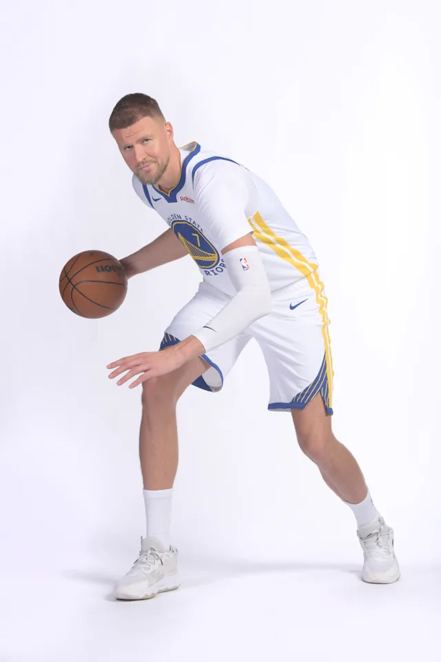 库里今日接受《旧金山纪事报》采访，他表达了对于伤病的无奈，目标是在附加赛/季后赛