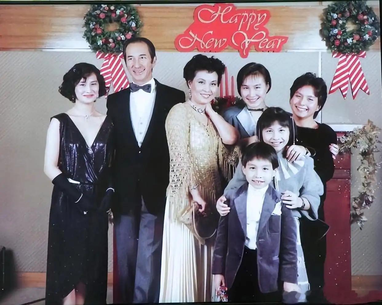 赌王的儿女中，何超仪是个另类。可爱、直爽、叛逆。时不时就口出惊言，让我们窥见豪门