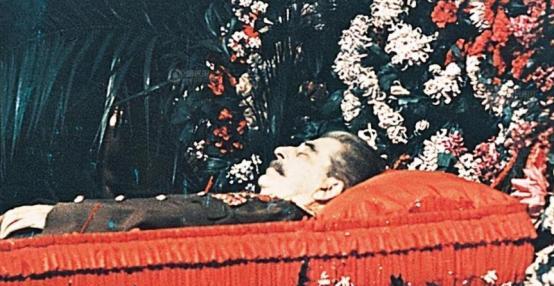 1961年，斯大林坟墓被挖开，军官们将其从水晶棺中抬了出来，迅速剥去他军服上的金