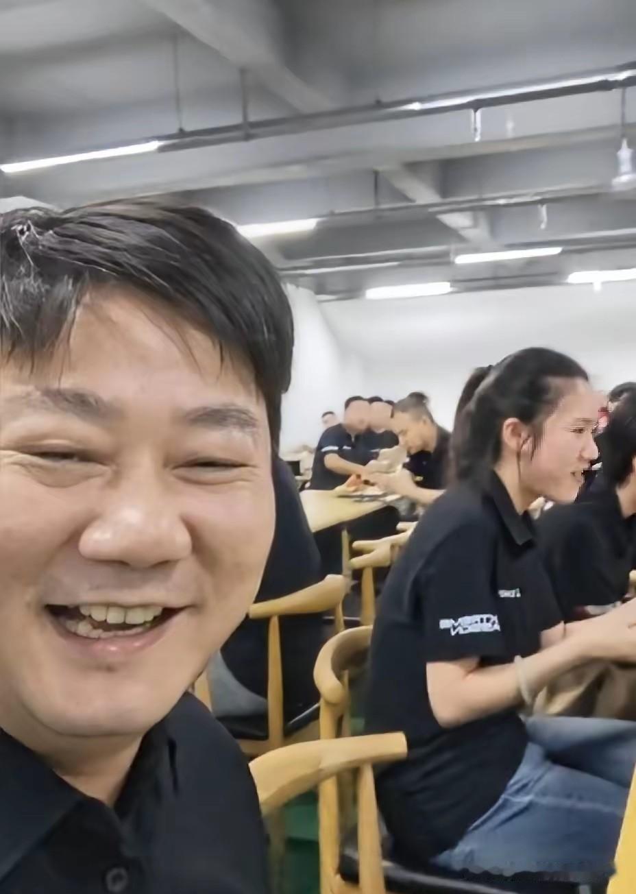 张雪还完账后的心情可是相当不错了，中午公司食堂的午餐也是相当丰盛，员工们都吃上了