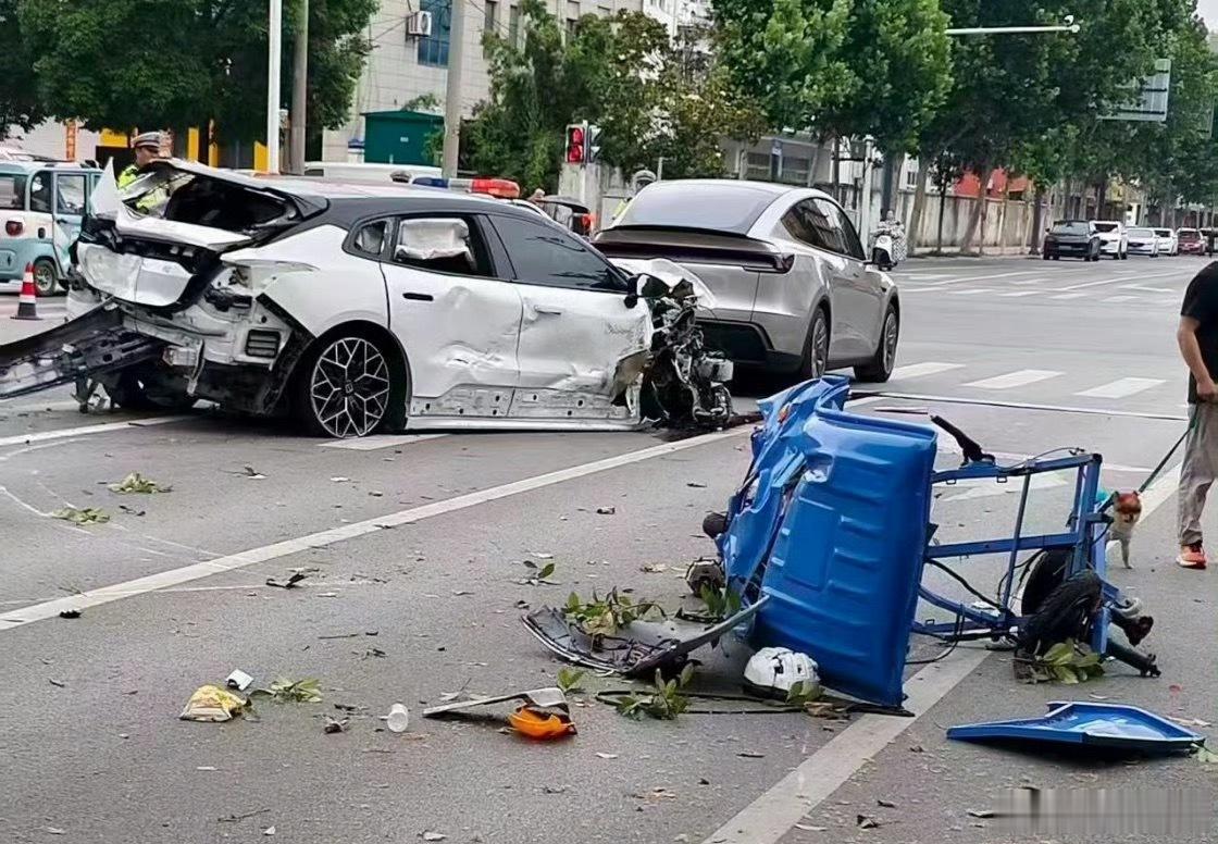 喝了酒开车是真的会出大问题！家人们千万千万不能酒后驾驶啊！2名环卫工人清晨被撞目