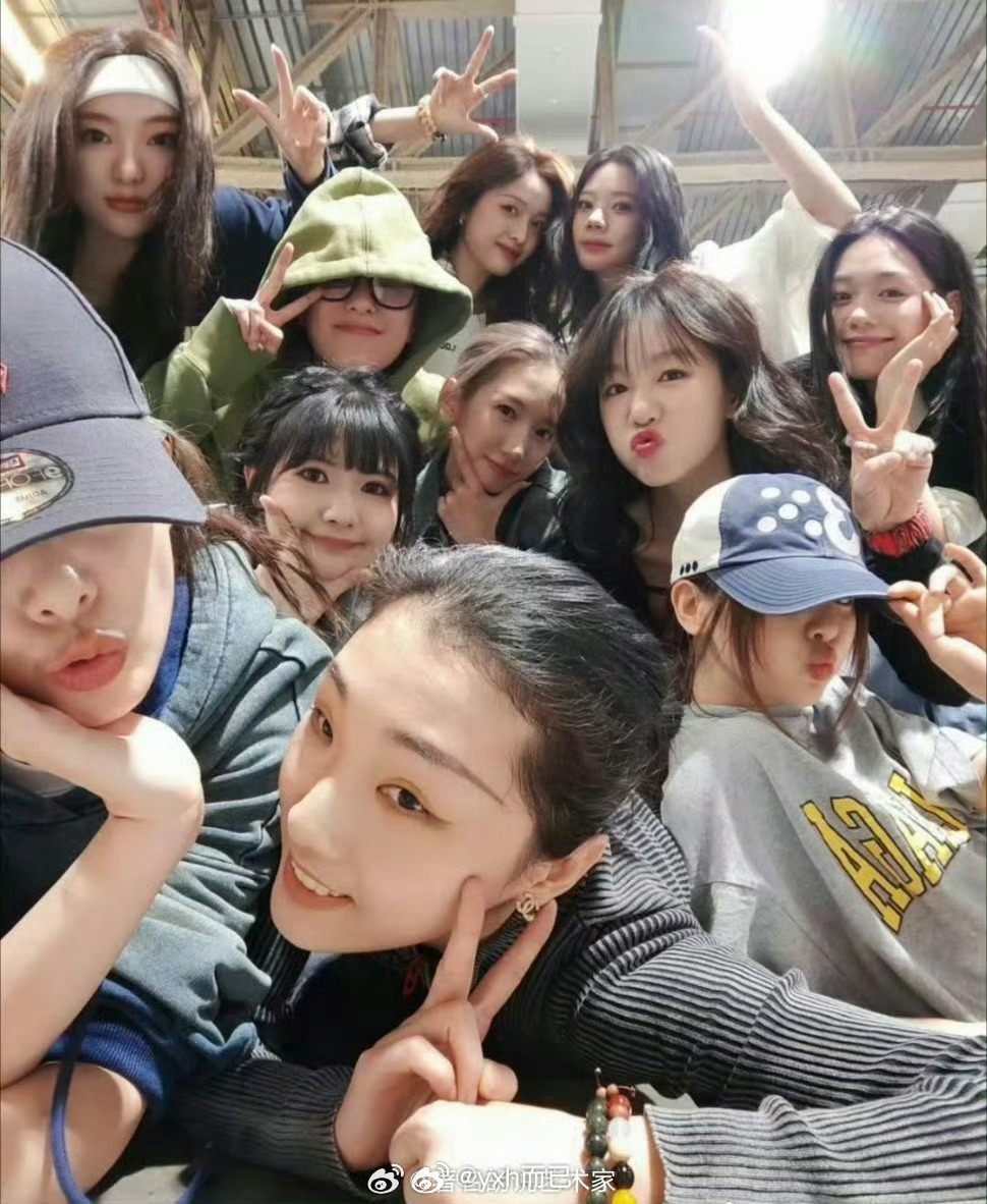 火箭少女成团解散都没今天人齐 但凡有一个飞升了这个组合都齐不了 
