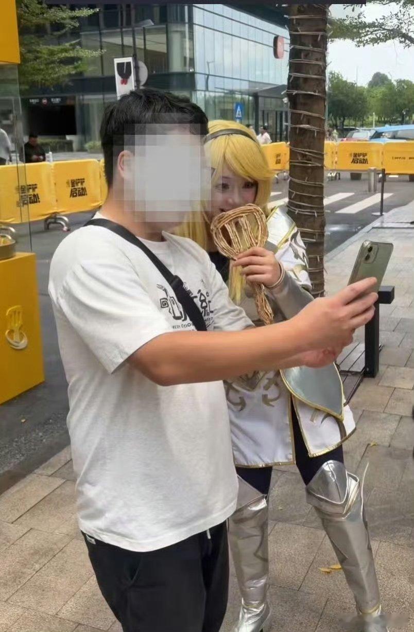 在万象城喊金铲铲启动金铲铲五周年排面拉满了 万象城中庭被金铲铲承包了整面墙！巨型