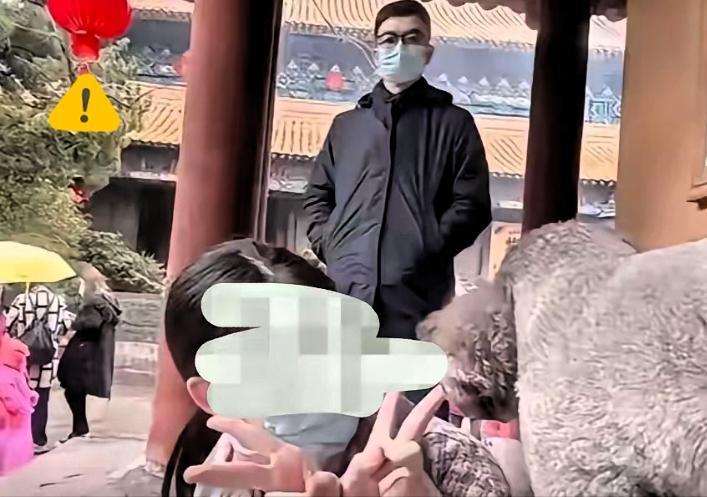 打了“诚信”一巴掌，就想跑？
 
我问了香港的朋友，出事后，那个胚胎男还能顺利获