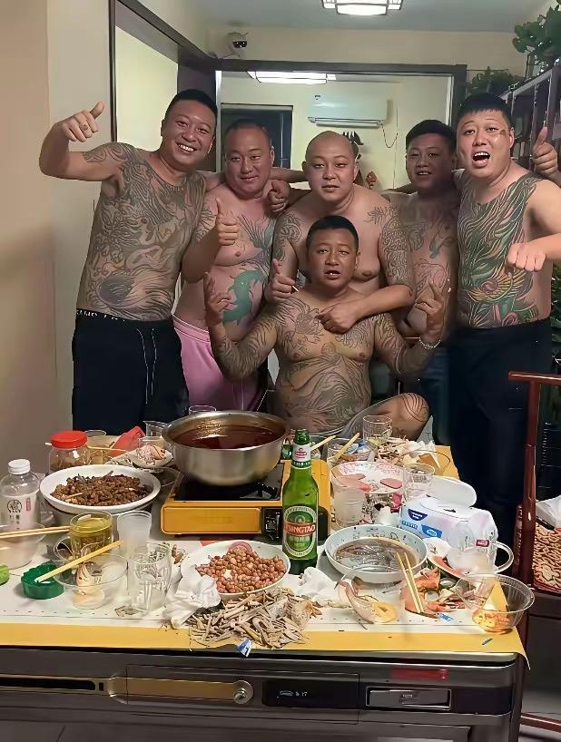 把自己纹成这样的人，
会有一个正常人的心智吗？