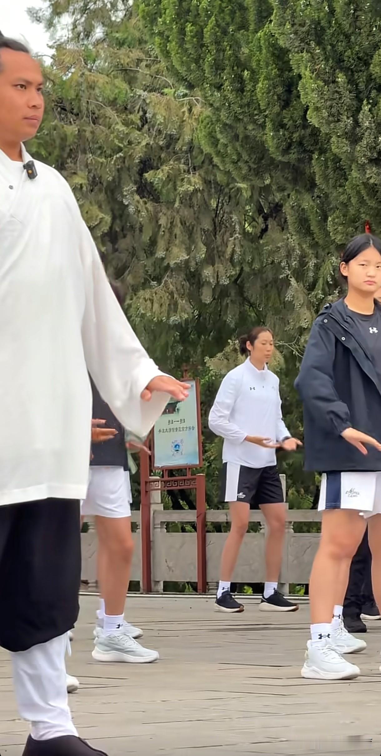 朱婷在老子故里练功。蹲马步、练习吐纳功夫，有模有样。不过朱婷的外家功夫其实一直都