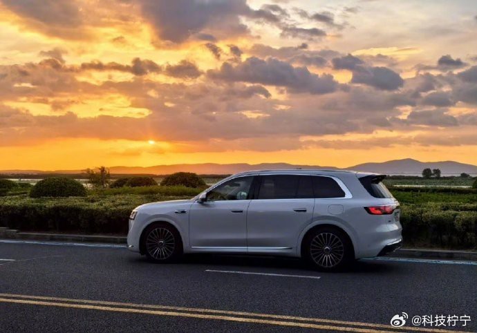 在晨曦的温柔中捕捉光影，让爱车成为生活中不可或缺的仪式感所在。每一帧都是对美好瞬