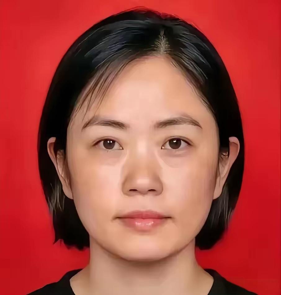 手握大校军衔、高级工程师职称的退役空军女军官，重庆的安置房钥匙刚拿到手，转身就扎