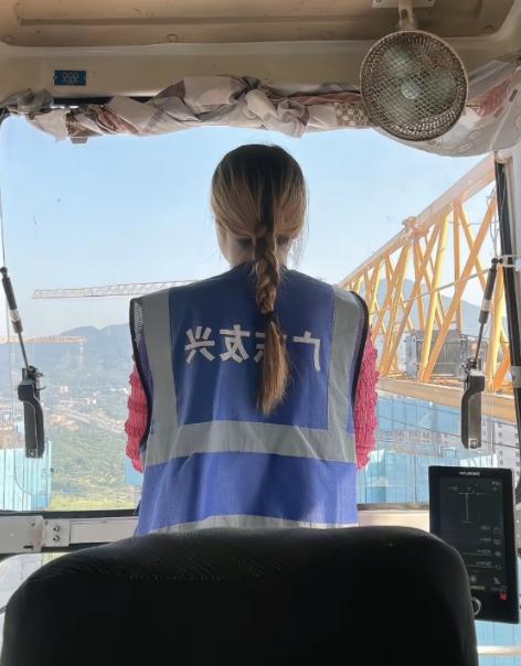 36 岁塔吊女司机被工地清退，四个月两万五工资一分没结。她没哭闹，把安全帽扔进垃