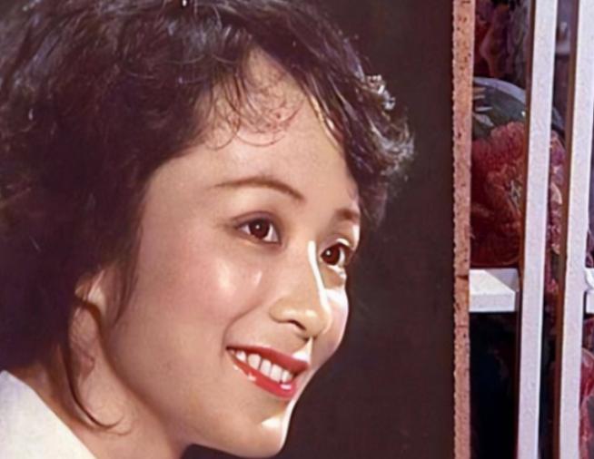 1997年，知名歌唱家谢莉斯在日常用餐时，突然感觉嘴巴麻木，不受控制的歪向一边，