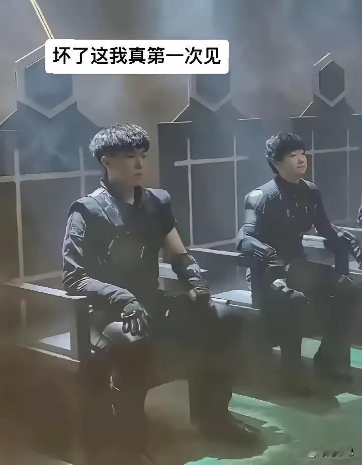 这张照片看一次笑一次，这是拍的哪一个广告啊？看看莎头俩人的表情真想笑[呲牙][呲