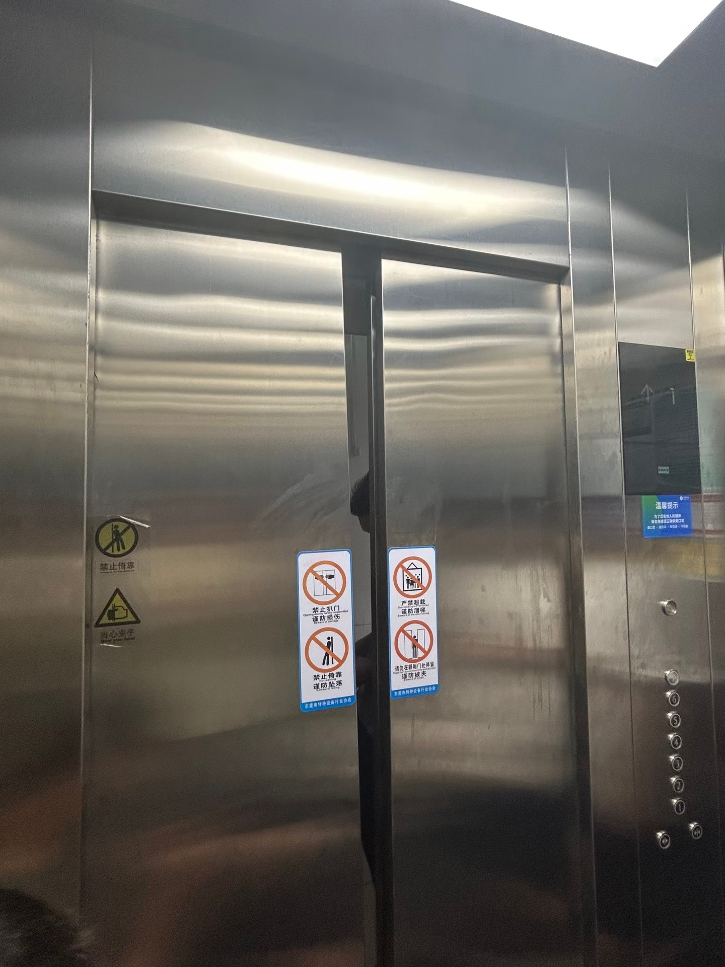 被困电梯我经历过一次… 