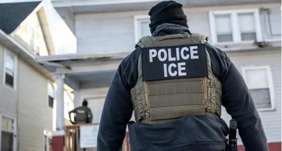 近百万人的美国人正常生活，却突然收到一封来自政府的官方邮件，直接宣告一切归零，这