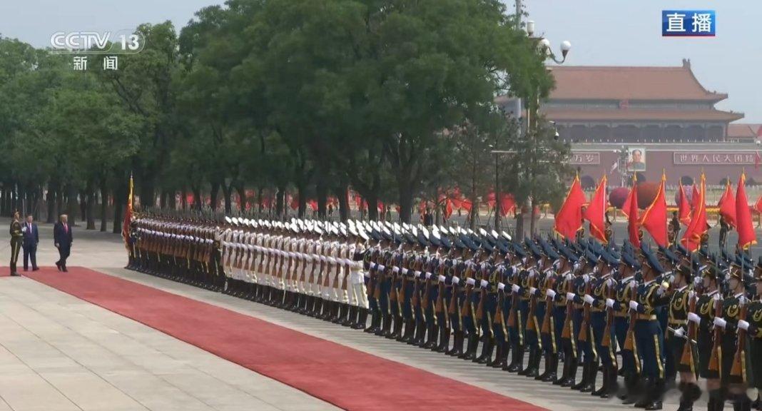 特朗普访华欢迎仪式，隆重而热烈！中国人民解放军三军仪仗队共迎中美两个大国见面时刻