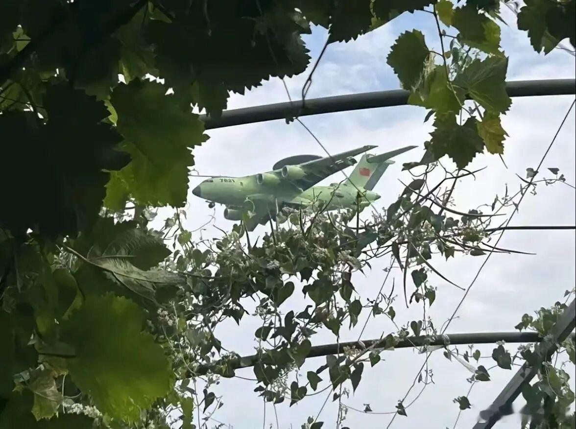 空警3000新试飞照片，碾压美国两代的预警机服役，加上六代机，再加上各种电子战机