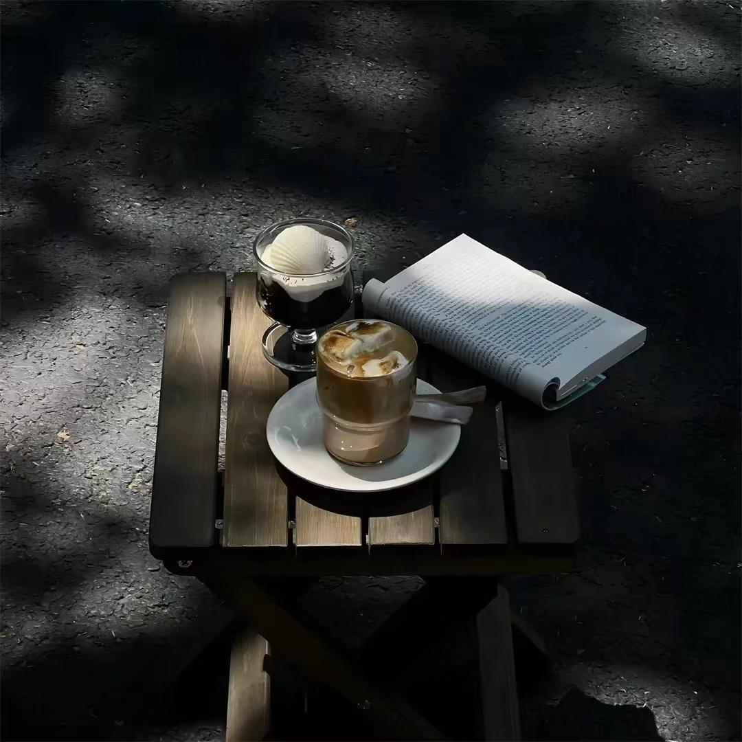 你若活在别人眼里，
必将死在别人嘴里，
闲话一直有，不听自然无，
格局打开，爱谁