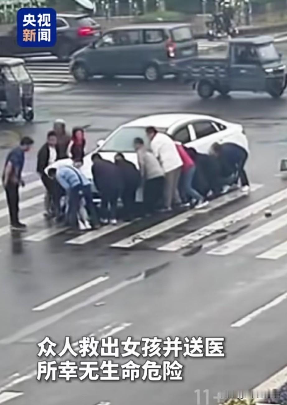 太惊险了，一女孩骑电动车抢黄灯，结果被来车撞倒并卷入车底，万幸的是司机反应及时，