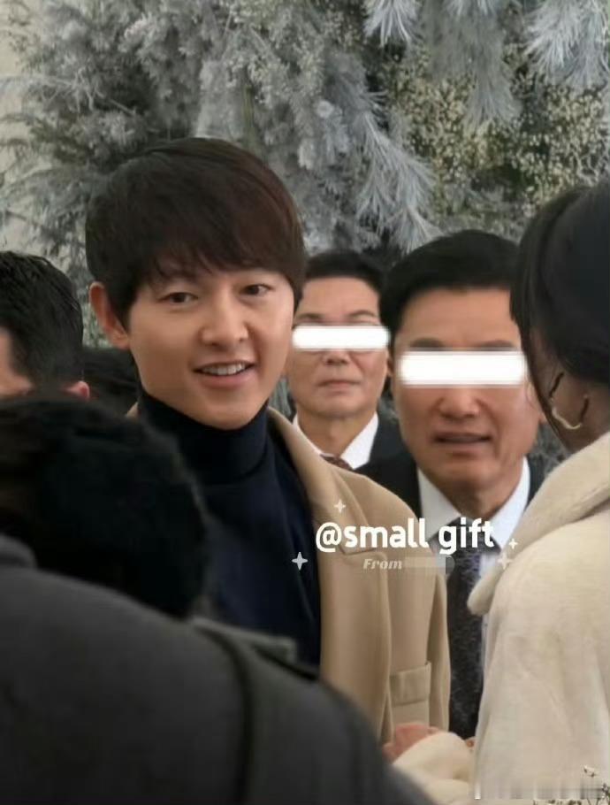 宋仲基与妻子合体参加婚礼以前可是双宋啊现在看不尴尬吗 