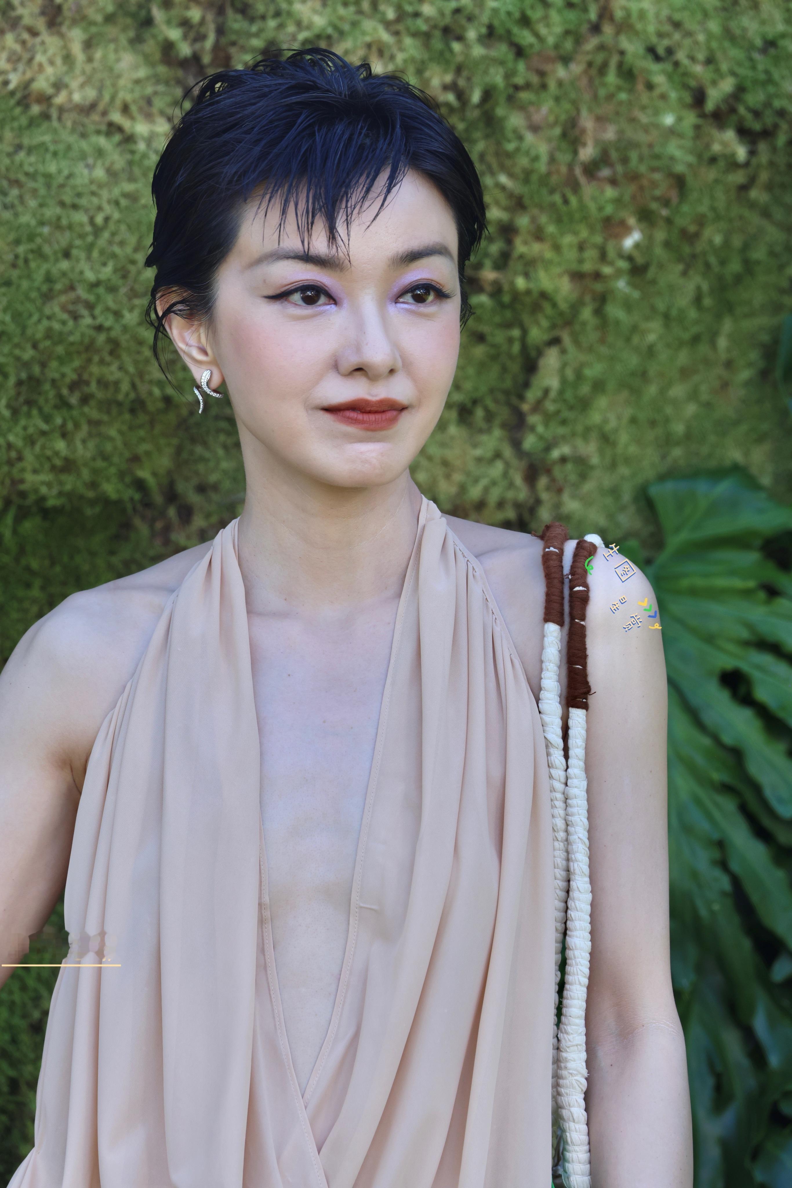 郭采洁VOGUE潮汐红毯生图直出，黑丝光jio就是这么恣意🐾💋 ​​​