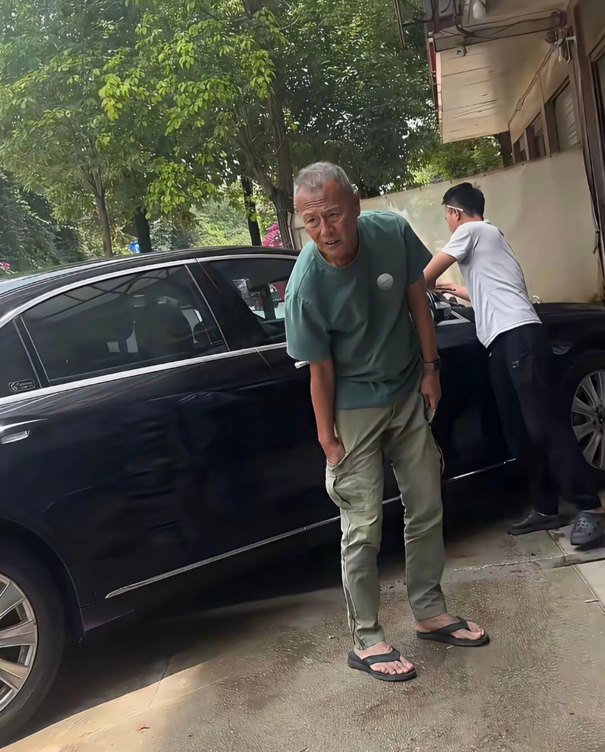 有网友在昆明偶遇了72岁的刘德凯来给车保养，没想到他已经年纪这么大了啊 