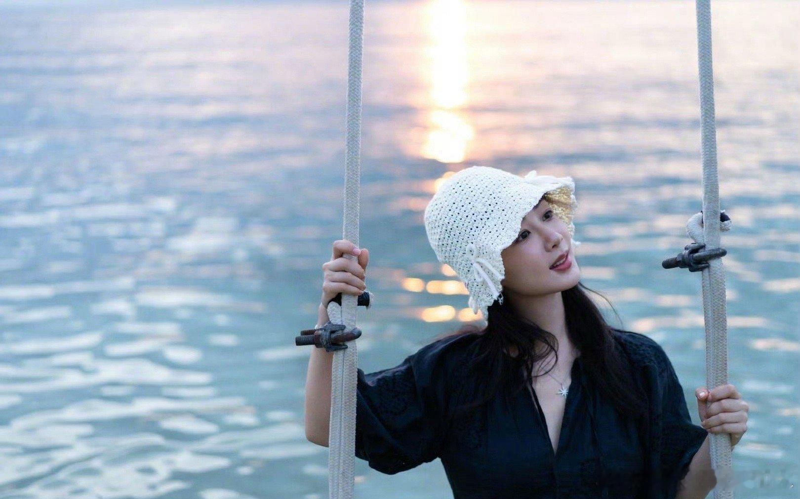 #杨紫海边碎片随拍#杨紫海边碎片随拍来啦！黑裙泡泡袖，甜美又可爱，仿佛是小说中的