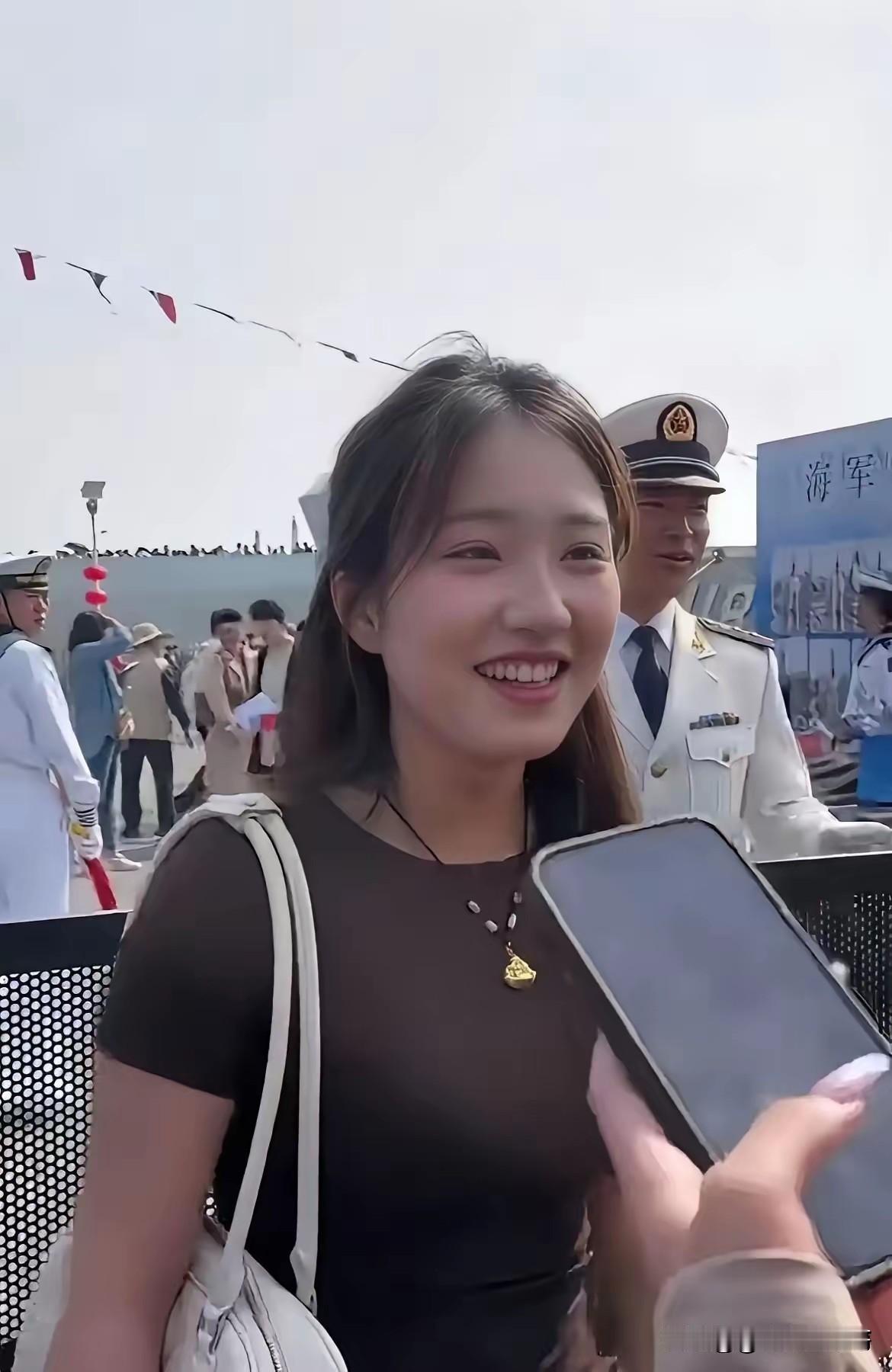 姑娘打卡军舰上海军军官的合照刷红了各大平台。海军节开放军舰日，好多人上舰见识我们