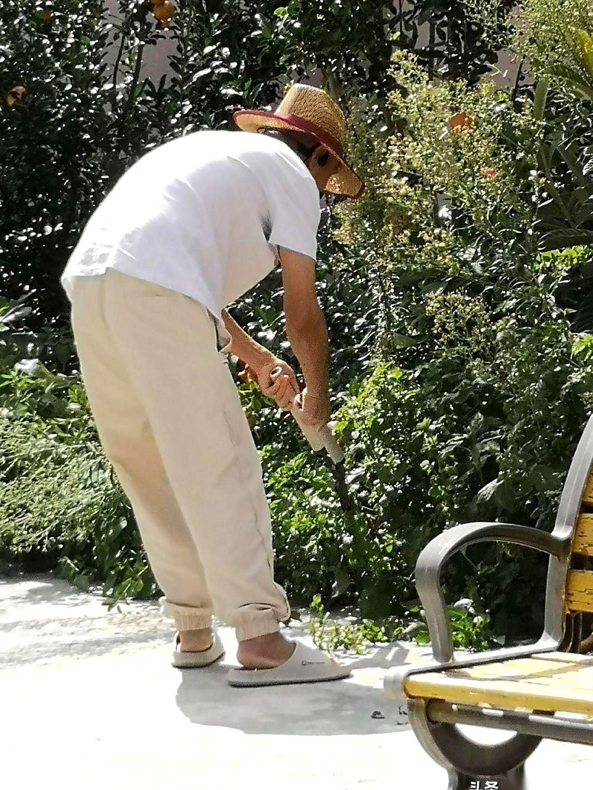 55岁的女人和58岁的男搭子阿鹏睡在同一张床上，过去整整一年的时间里，两人各捂各