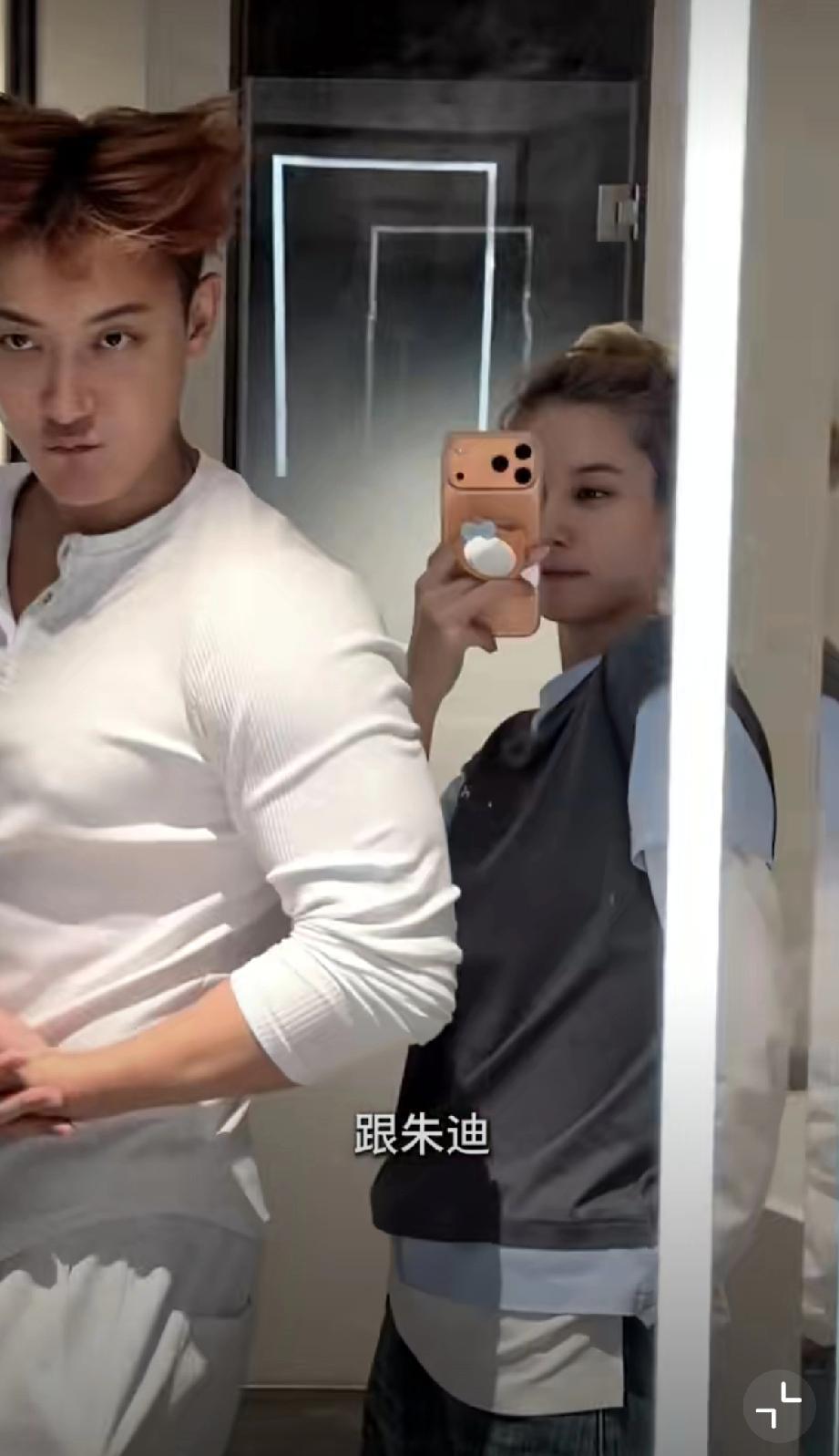 舞台上他学狐狸，特意做鬼脸。
她笑到眼里都是光。
台下有人喊“甜度超标”。
你看