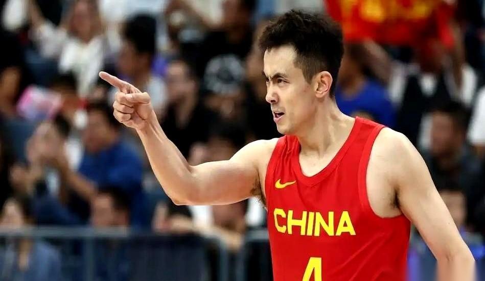 三分钟，四个失误。
我没开玩笑，这是国家队的比赛，不是野球场。
本来还领先着2分