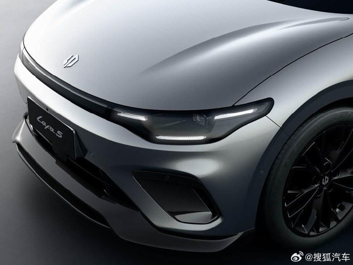 【零跑Lafa5 Ultra内饰官图发布】新车内饰采用黑化哑光枪灰镀铬饰件，搭配