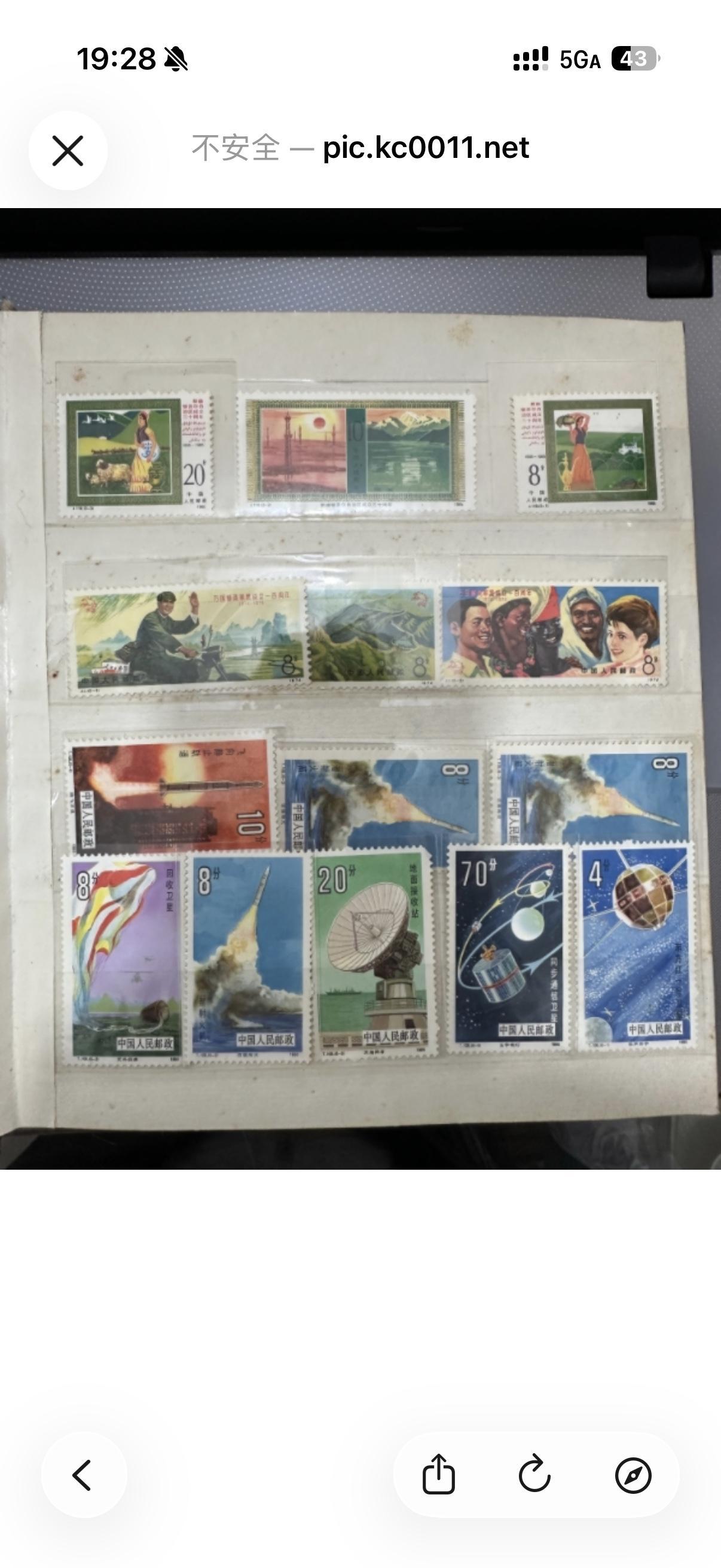 老头的同学送的一本老邮册，让估估价。
上周老爸的同学来家里看他，除了2桃罐头之外
