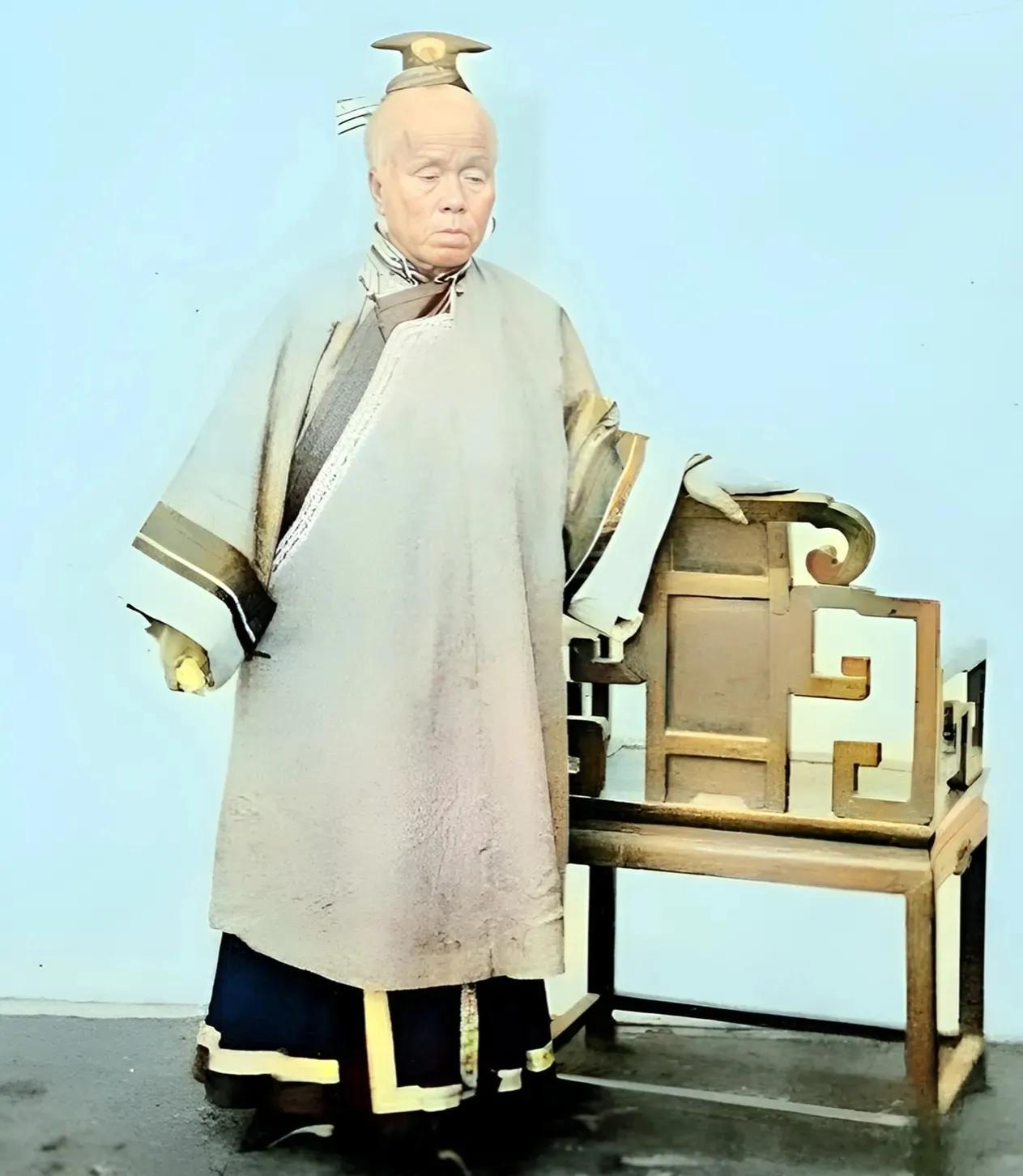 1880年，李鸿章母亲，一张罕见的留影，她是一个令人敬佩的老太太，育有六个儿子，