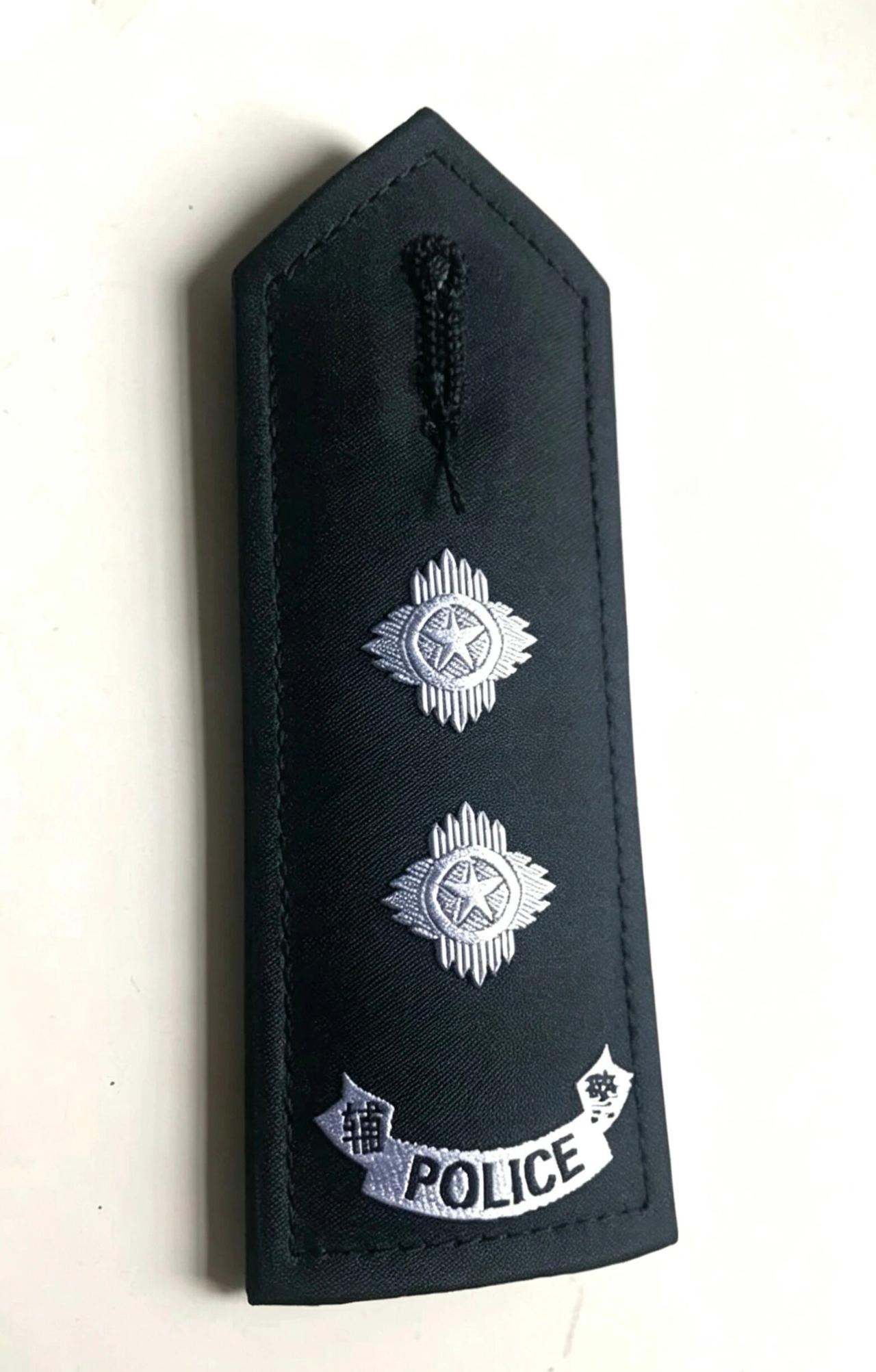 辅警肩章设计成这样好看是好看，可普通百姓真难分清是辅警还是民警。

这肩章与二级