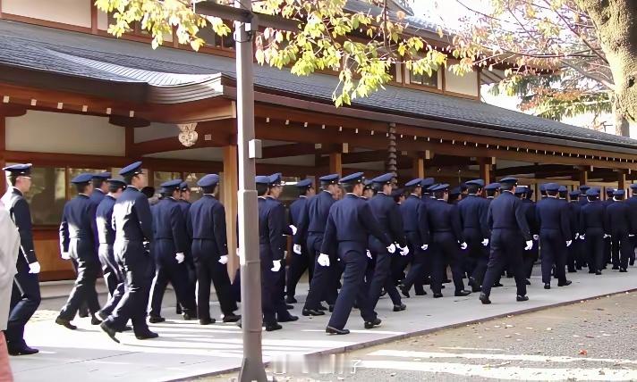 日本防卫大学学员“集体夜行参拜靖国神社” 近日，一则令人震惊的消息从日本传来：日