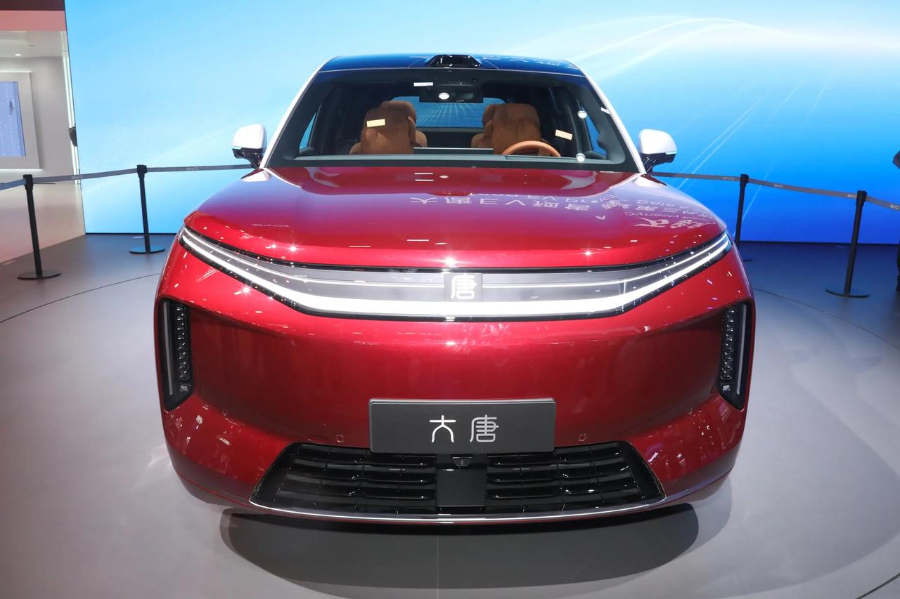 2026 北京车展这波，比亚迪绝对是全场最亮眼的主角。

4 月 25 日，王朝