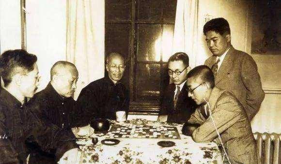 段祺瑞下野后，经济上略显拮据。王辑唐、曹汝霖、陆征祥等人凑了二十万元送给段补贴家