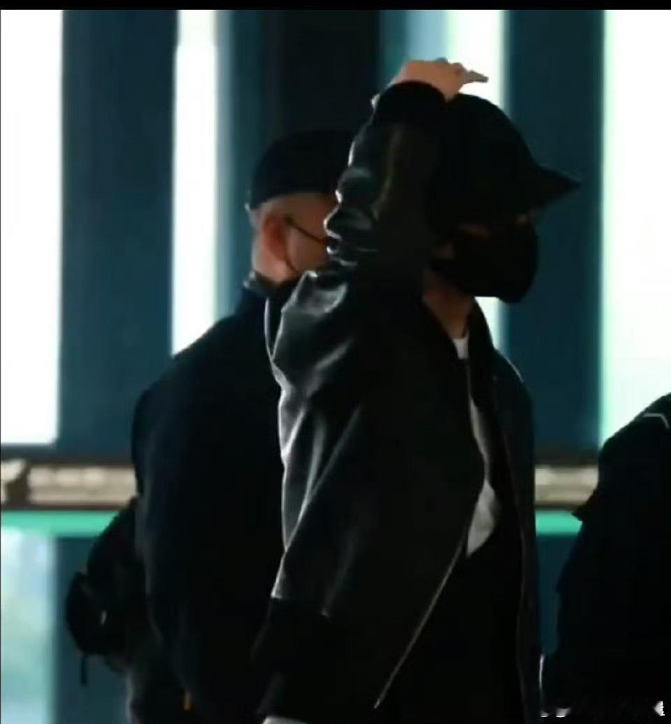 张凌赫一身皮衣造型出发澳门机场路透。帅气十足，这气场全开了 