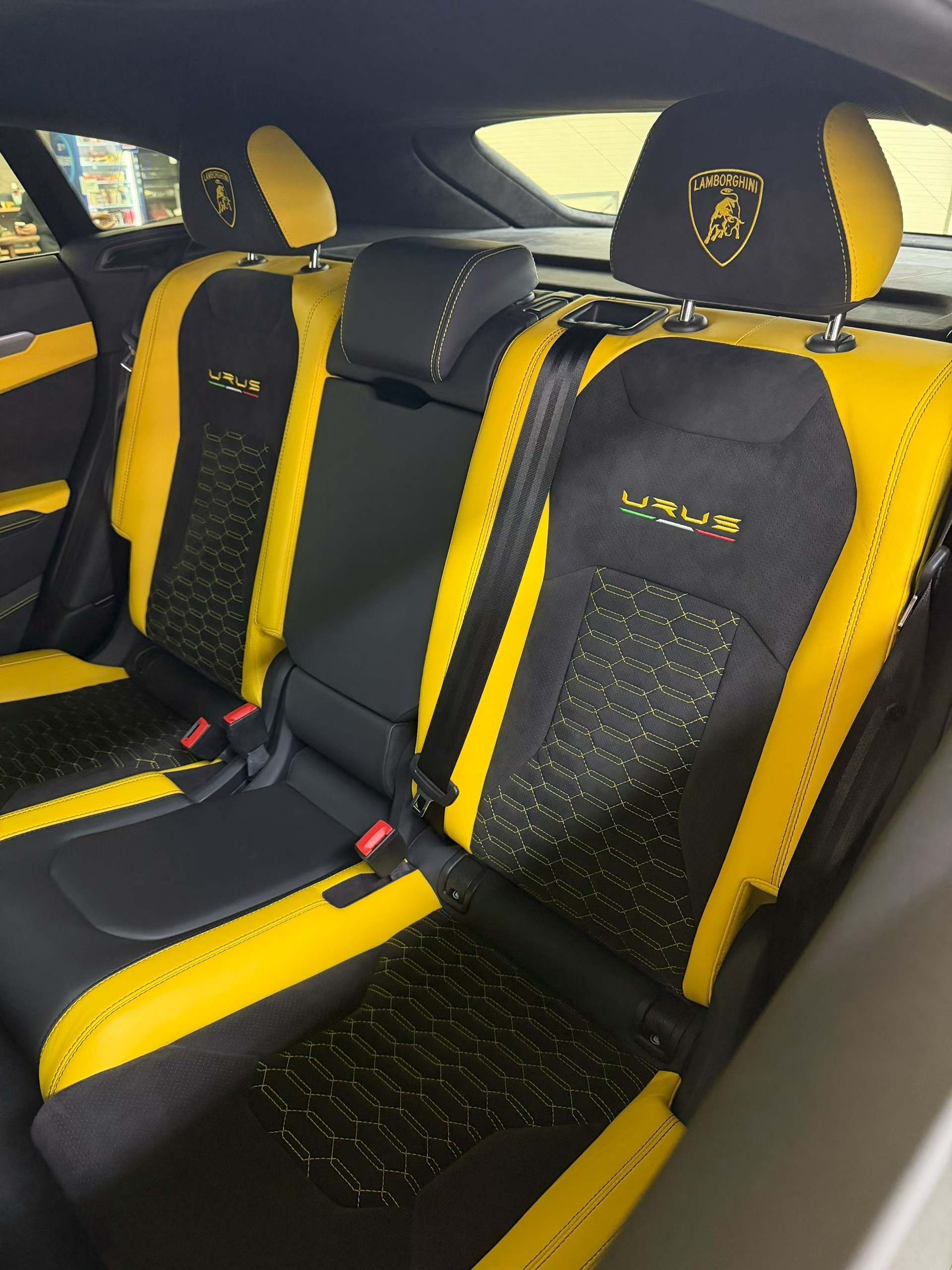 兰博基尼urus 高定版配色，黄/黄，胶囊座椅 ，带车衣 