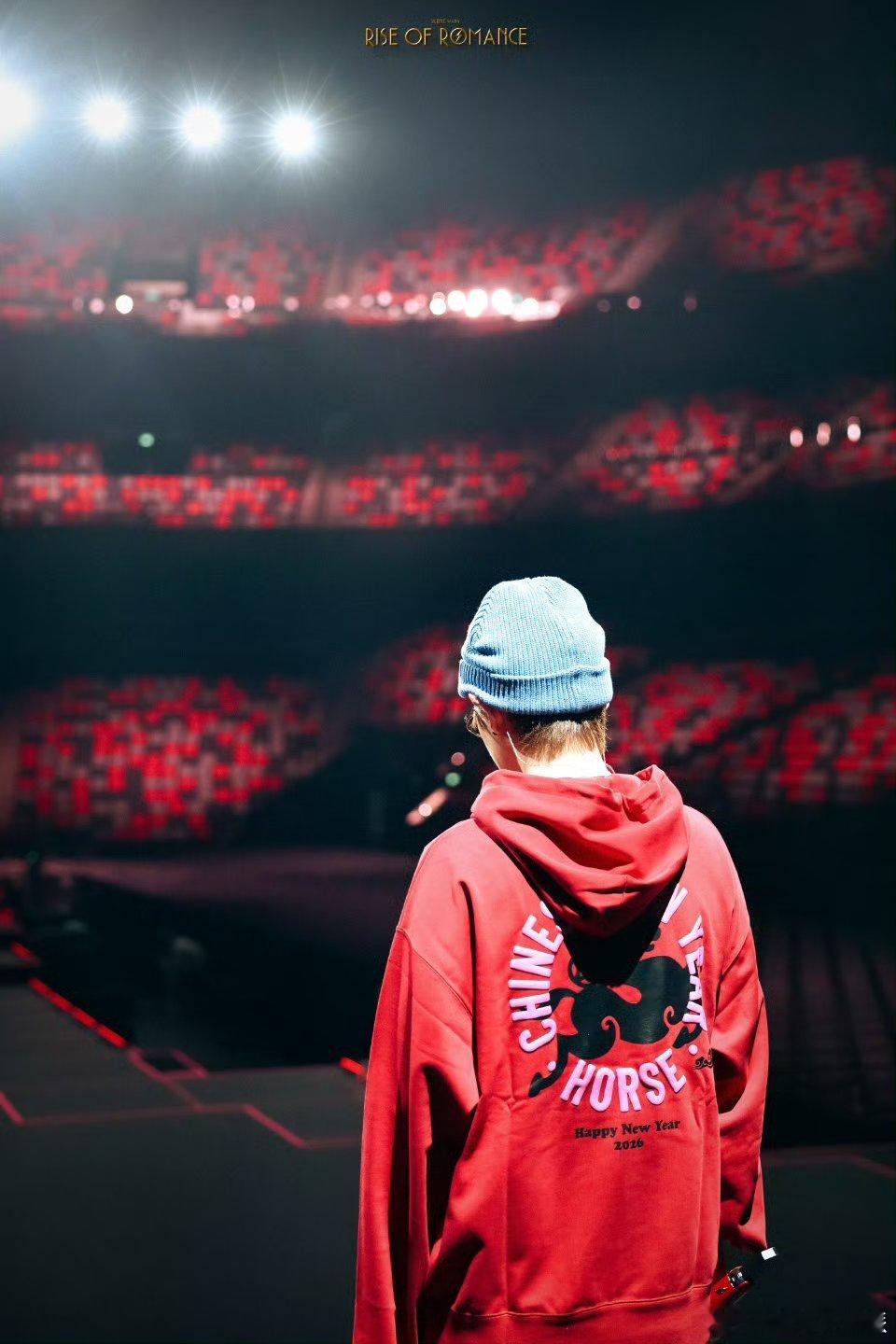 汪苏泷罗曼蓝图渐显汪苏泷罗曼前传今晚见 红蓝撞色造型吸睛，汪苏泷今晚澳门开唱，罗