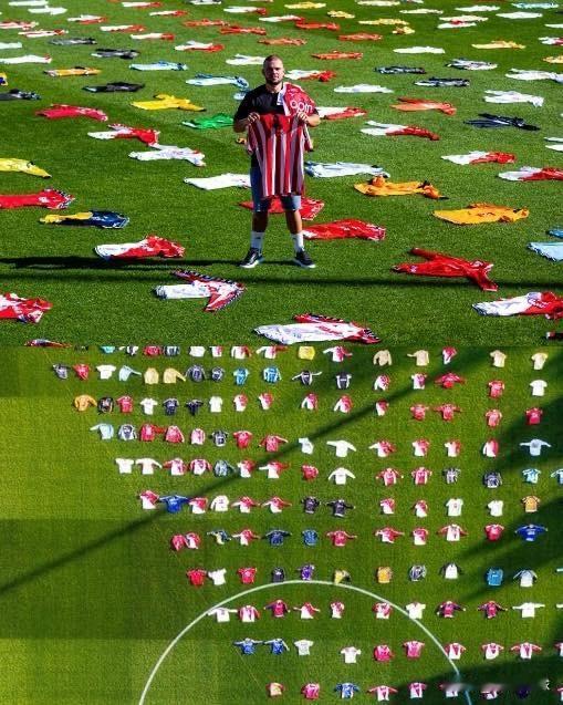 拥有单一俱乐部球衣数量最多的收藏家竟是…摩纳哥队的球迷！🤩🇲🇨
他以收藏的