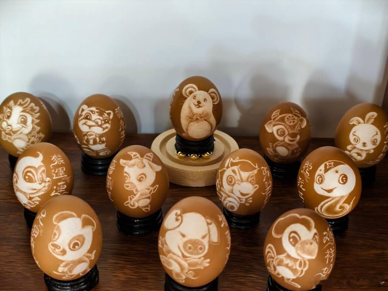 蛋雕是一种在飞禽类蛋壳上刻琢成画的民间手工艺品，融合了绘画与雕刻技艺，以其脆弱性